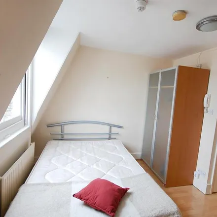 Rent this studio apartment on Hanover Hotel in 30-32 St George's Drive, London