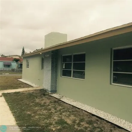 Rent this 4 bed house on 400 15th Avenue North in Lake Worth Beach, FL 33460