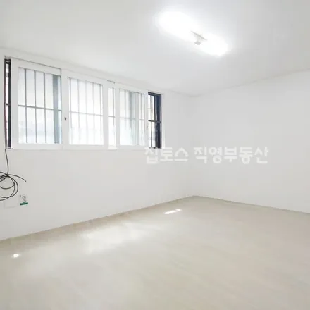 Rent this 2 bed apartment on 서울특별시 송파구 삼전동 33-7