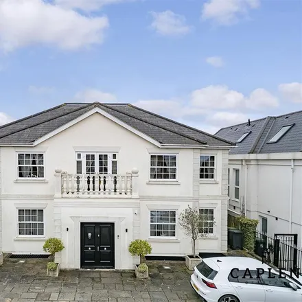 Rent this 7 bed house on Manor Road in Grange Hill, Chigwell