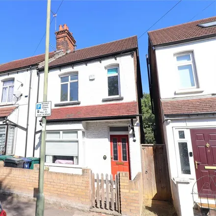 Rent this 3 bed townhouse on A5 in London, NW9 5AH