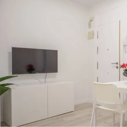 Rent this 2 bed apartment on Farmacia - Paseo Yeserías 33 in Paseo de Yeserías, 33