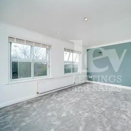 Image 4 - Great North Way, London, NW4 1PP, United Kingdom - House for sale