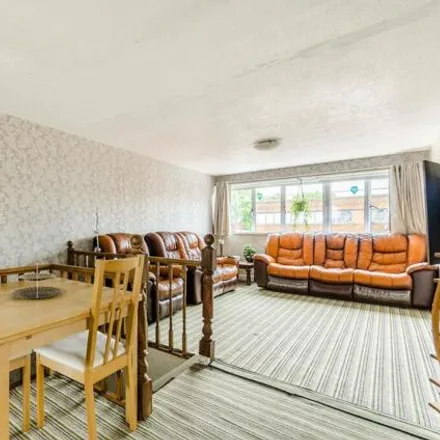 Buy this 3 bed apartment on 21-30 in 55-74 Cheyne Path, London