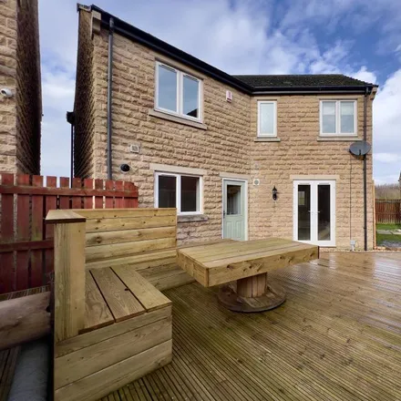 Rent this 4 bed house on Long Pye Close in Wakefield, S75 5QY