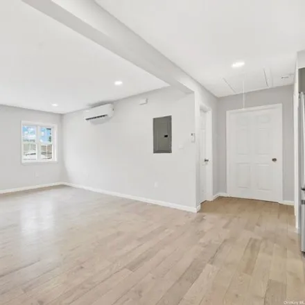 Image 4 - 134-40 224th Street, New York, NY 11413, USA - House for sale