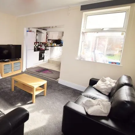 Rent this 5 bed townhouse on Porter Pets in 366 Sharrow Vale Road, Sheffield