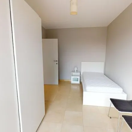Rent this 3 bed apartment on Chaussée de Stockel - Stokkelsesteenweg 395 in 1150 Woluwe-Saint-Pierre - Sint-Pieters-Woluwe, Belgium