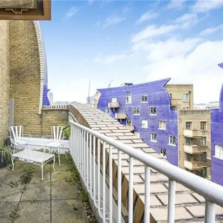 Image 4 - The Circle, Queen Elizabeth Street, London, SE1 2JE, United Kingdom - Apartment for sale