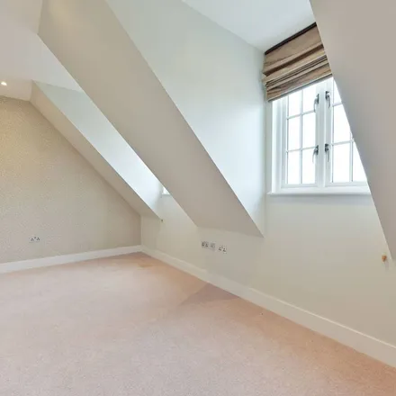 Rent this 6 bed townhouse on Upper Richmond Road in London, SW15 5QX