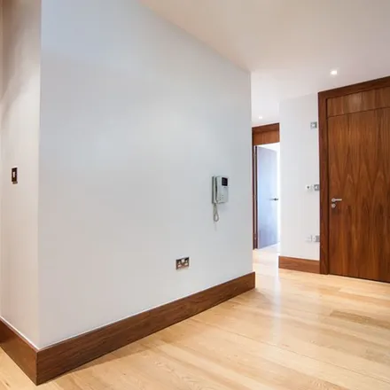 Rent this 3 bed apartment on 219 Baker Street in London, NW1 6XE