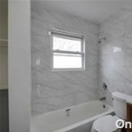 Image 7 - 88-04 207th Street, New York, NY 11427, USA - House for rent