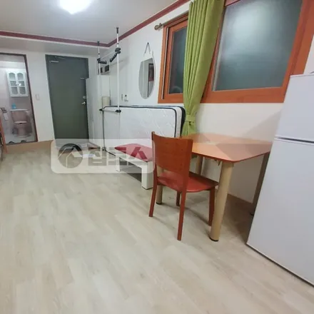 Rent this studio apartment on 서울특별시 송파구 송파동 87-17