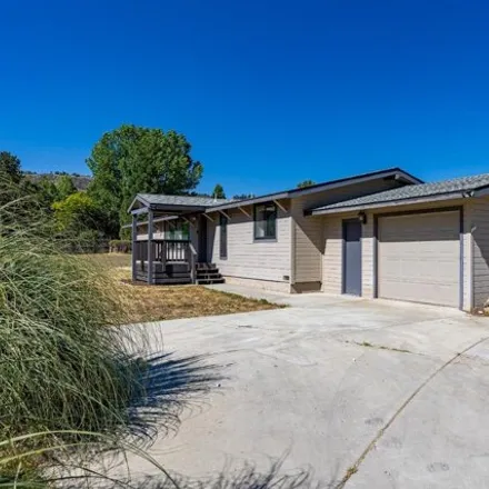 Buy this 3 bed house on 30060 Niblick Ln in Tehachapi, California