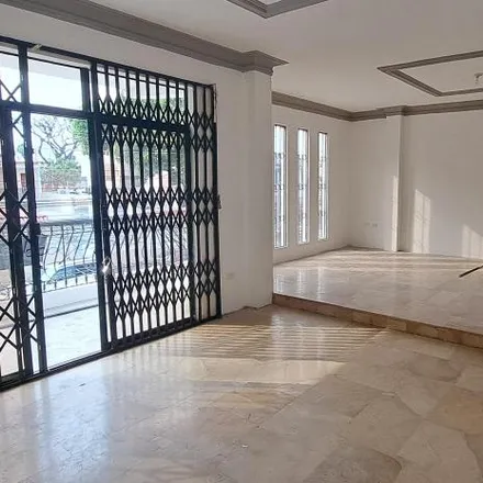 Rent this 3 bed apartment on Templo Budista Yuan-Heng in 2° Callejón 15 NE, 090513