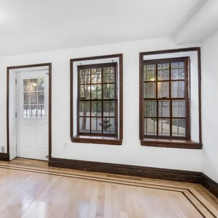 Image 4 - 245 East 52nd Street, New York, NY 10022, USA - Townhouse for sale