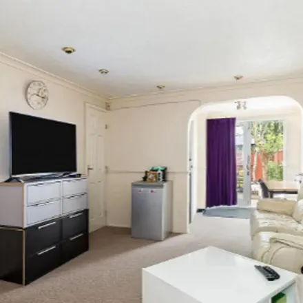 Image 3 - Wilson Avenue, London, CR4 3JA, United Kingdom - Apartment for rent