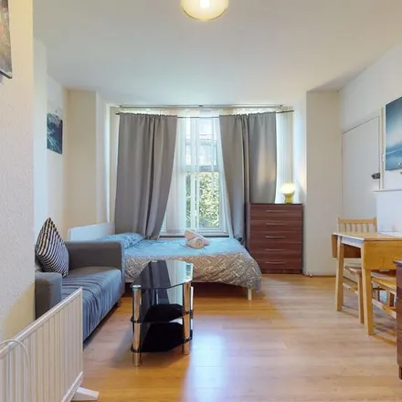 Rent this studio apartment on 151 Cricklewood Broadway in London, NW2 3HY