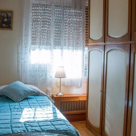 Rent this 4 bed room on Carrer de Viladomat in 169, 08001 Barcelona