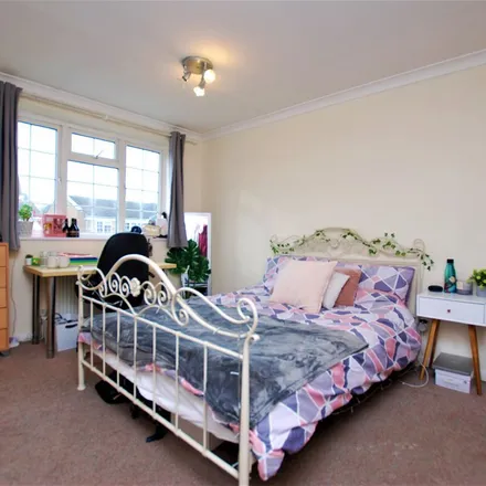 Image 3 - Dray Court, The Chase, Guildford, GU2 7UW, United Kingdom - Apartment for rent