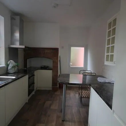 Rent this 5 bed townhouse on Lincoln Street in Leicester, LE2 0BR