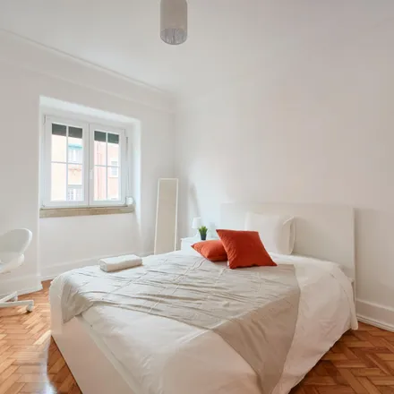 Rent this 6 bed room on LSB-00080 in Rua Gorgel do Amaral, 1250-259 Lisbon