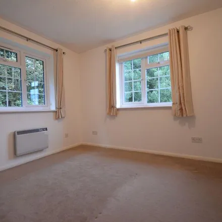 Image 3 - Dodsells Well, Finchampstead, RG40 4YE, United Kingdom - Apartment for rent