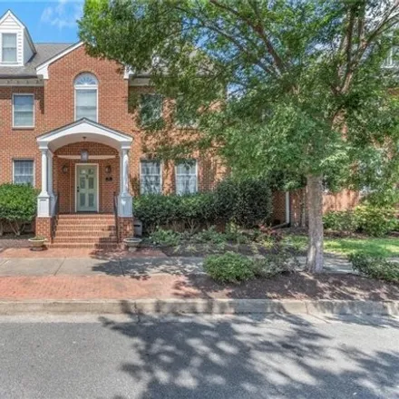 Image 1 - 813 Mowbray Arch, Norfolk, VA 23507, USA - House for rent