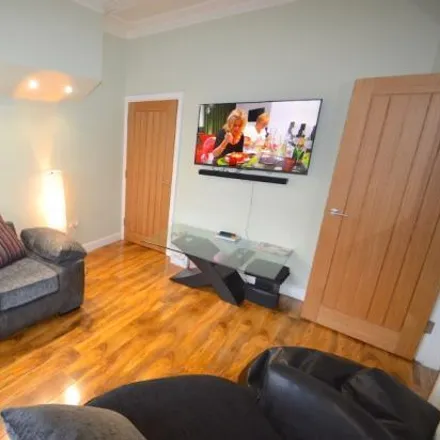 Rent this 6 bed townhouse on Back Hartley Avenue in Leeds, LS6 2LW
