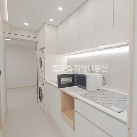 Rent this studio apartment on 서울특별시 마포구 망원동 465-27