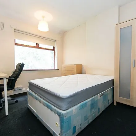 Rent this 3 bed apartment on Kelso Gardens in Leeds, LS2 9DB