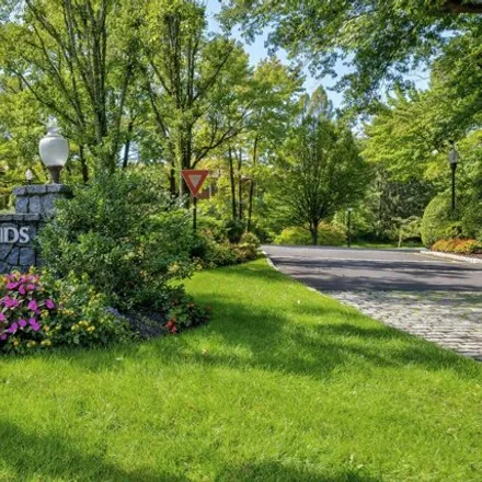 Image 5 - 7-11 Acorn Ponds Drive, Village of Roslyn Estates, North Hempstead, NY 11576, USA - Condo for sale