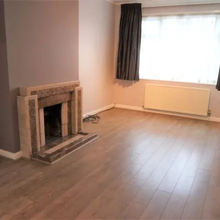 Rent this 4 bed duplex on 9 Calton Road in Oakleigh Park, London