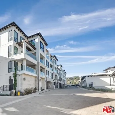 Rent this 3 bed condo on unnamed road in Los Angeles, CA