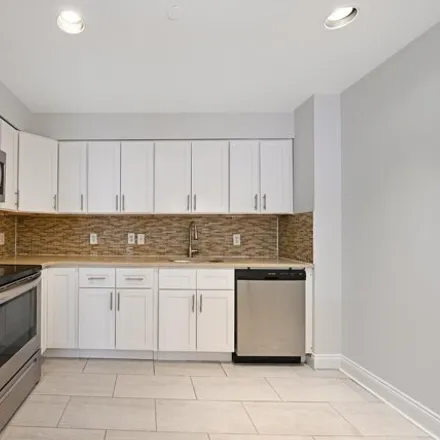 Image 5 - West Shearwater Court, Jersey City, NJ 07305, USA - Condo for rent
