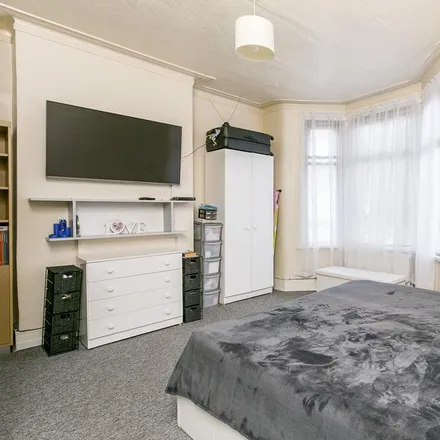 Image 5 - 27 Salisbury Road, London, E12 6AA, United Kingdom - Townhouse for rent