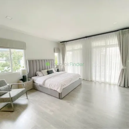 Rent this 4 bed apartment on Prawet District Office in Chaloem Phra Kiat Ratchakan Thi 9 Road, Prawet District