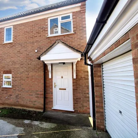 Rent this 4 bed house on Edmonds Drive in Stevenage, SG2 9TJ