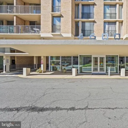 Image 3 - The Carlton Condominium, 4600 South Four Mile Run Drive, Arlington, VA 22204, USA - Apartment for rent