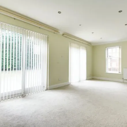 Image 2 - 1 Lewis Close, London, N14 5HW, United Kingdom - Apartment for rent