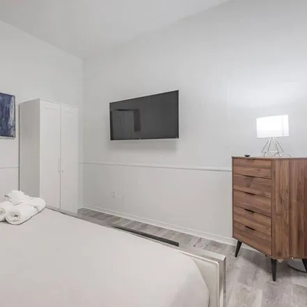 Rent this 3 bed apartment on Montreal in QC H3B 2S7, Canada