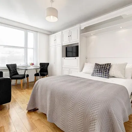 Rent this studio apartment on 39 Hill Street in London, W1J 5LX