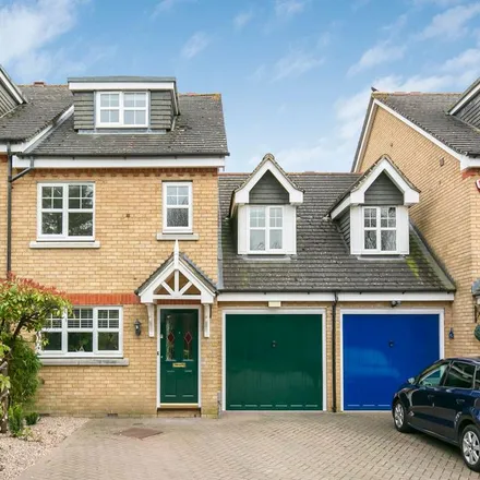 Rent this 5 bed duplex on Cob Lane Close in Welwyn, AL6 0DD