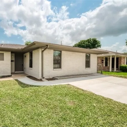 Rent this 3 bed house on 272 Avenue H in Sugar Land, TX 77498