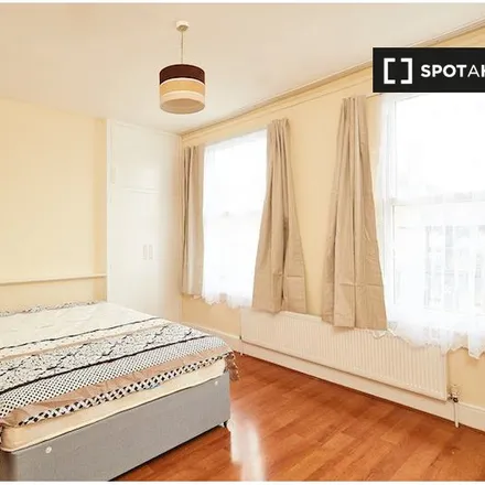 Rent this 5 bed room on 40 Chalgrove Road in London, N17 0NS