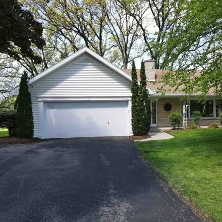 Buy this 4 bed house on Lake Windsor Country Club in 4628 Maple Lane, Windsor