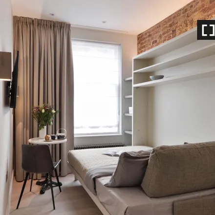 Rent this studio apartment on 30 Cornwall Gardens in London, SW7 4AE