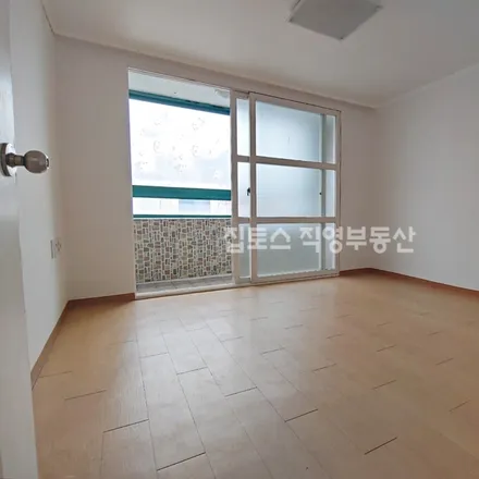 Rent this 2 bed apartment on 서울특별시 송파구 방이동 104