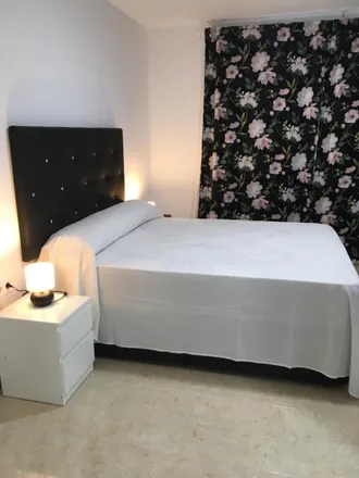 Rent this 5 bed room on Antiguo Cine Valencia in Carrer de Vicente Lleó, 1