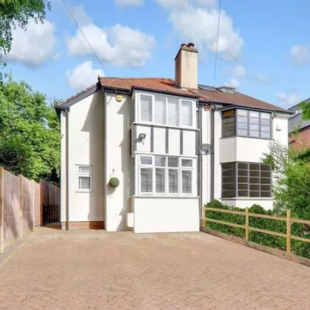 Rent this 3 bed duplex on High Road in Loughton, IG10 4BE
